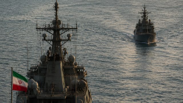 Iran's Strategic Maneuvers in the Strait of Hormuz: A Growing Concern | jam dinding besi, erek erek 